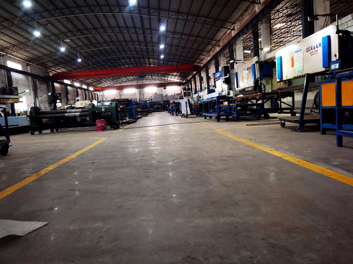 Open fabrication floor organized by work station